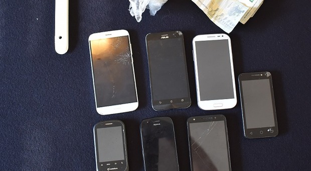 I sette cellulari sequestrati al nigeriano arrestato