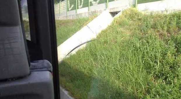 Il bus Cotral fa crack sull'autostrada e rischia di essere travolto dai Tir Un pendolare scrive lettera al Prefetto