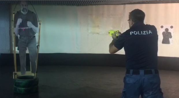 La pistola taser a Brindisi in uso alla polizia