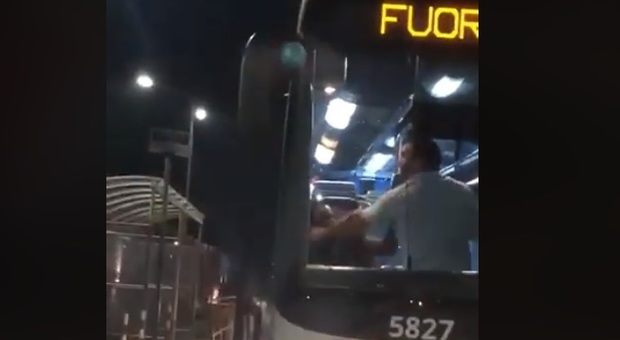 Violenza choc, autista prende a calci e pugni un ragazzo nero per farlo scendere dal bus Video