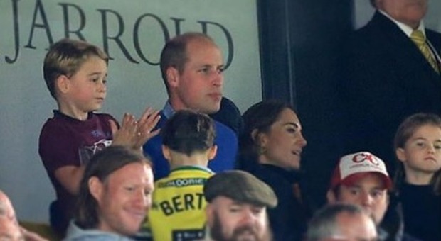 Royal family riunita per la partita della squadra del cuore: baby George esulta sugli spalti
