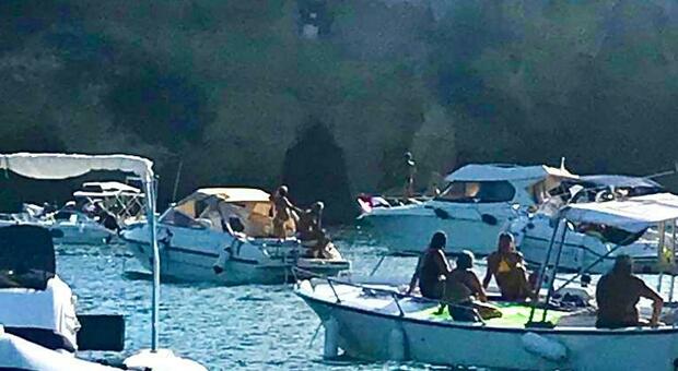 Fuochi d'artificio dalla barca, in fiamme il promontorio di Capo Miseno: «Li troveremo e li multeremo»