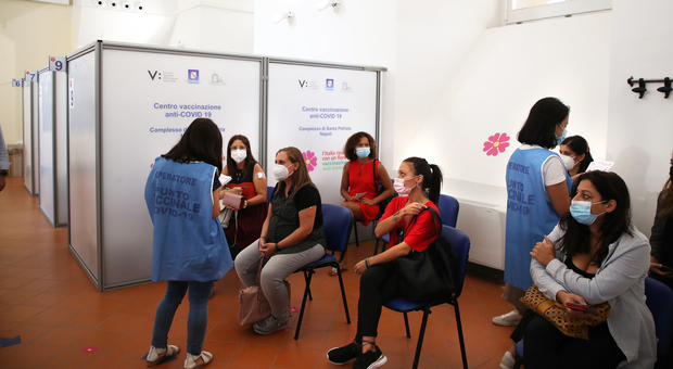 Vaccini Covid, open day per future mamme a Napoli: «Noi incinte e vaccinate, ora basta correre rischi»
