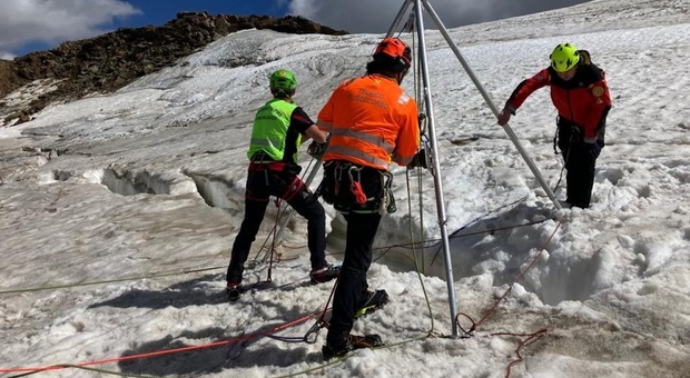Tanta paura in montagna: alpinista precipita nel crepaccio