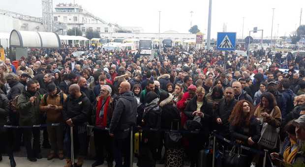 Incendio all'aeroporto di Ciampino, passegeri evacuati e voli sospesi