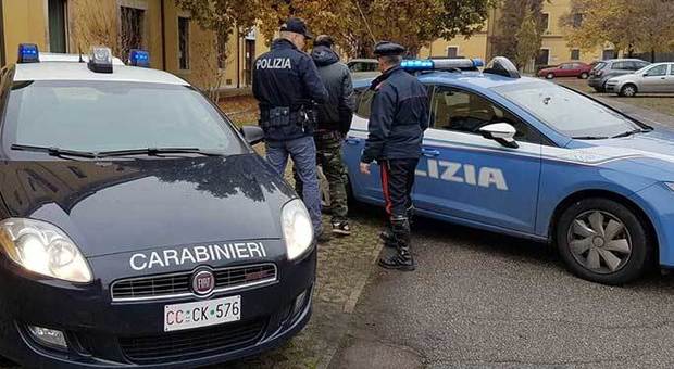Tentano di accoltellare i carabinieri, due conviventi arrestati dopo la lite