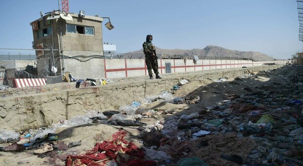 Afghanistan diretta, gli Usa temono nuovi attacchi con autobomba e razzi. A Kabul oltre 100 morti