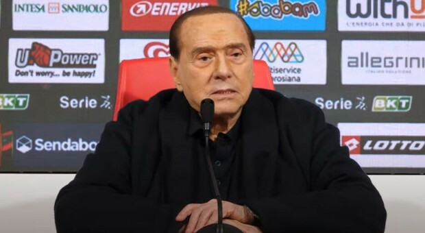 Berlusconi in conferenza stampa dopo la vittoria del Monza: arriva domanda sul Milan e crolla una vetrata. Ecco la sua reazione