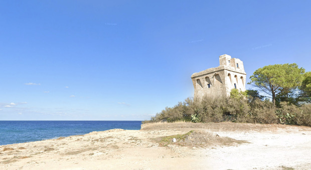 Ossa e uno stivale di gomma ritrovati nella spiaggia piena di bagnanti: scoperta horror a Gallipoli