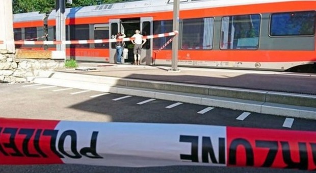 Svizzera, uomo armato di coltello attacca un treno: 7 feriti tra cui un bambino