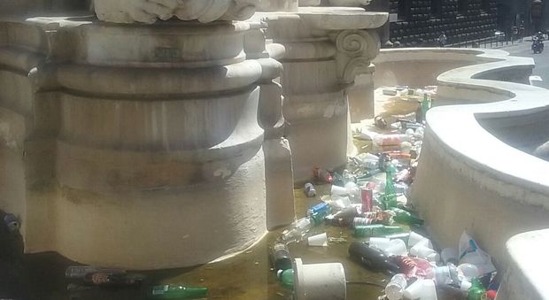 « Piazza Monteoliveto, che vergogna la fontana invasa dai rifiuti»