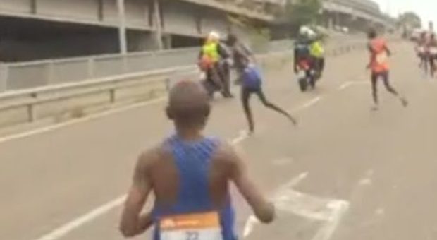 Maratona di Venezia: i top runner sbagliano strada e finiscono in tangenziale