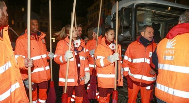 Amici, i ragazzi di Amici "puniti" da Maria De Filippi puliscono le strade di Roma con la ramazza