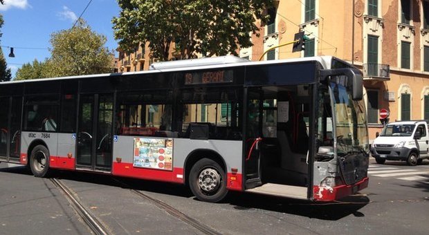 Roma, l'autista Atac e il bus dirottato: «Avevo fretta di tornare a casa»