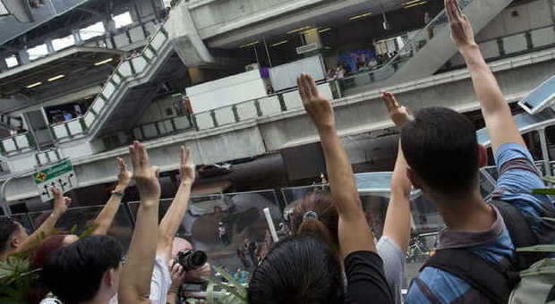 Bangkok, contro il regime militare saluto con tre dita come in Hunger games