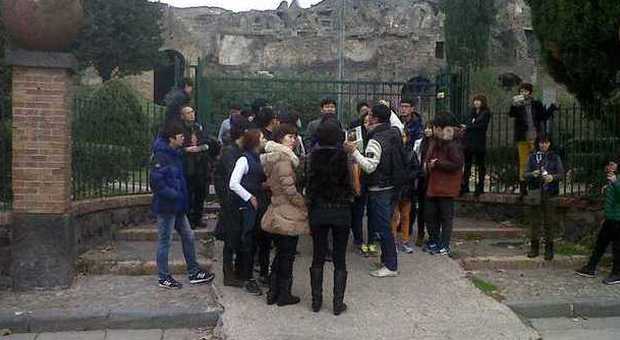 Chiusi gli Scavi di Pompei, i turisti delusi scattano selfie davanti ai cancelli