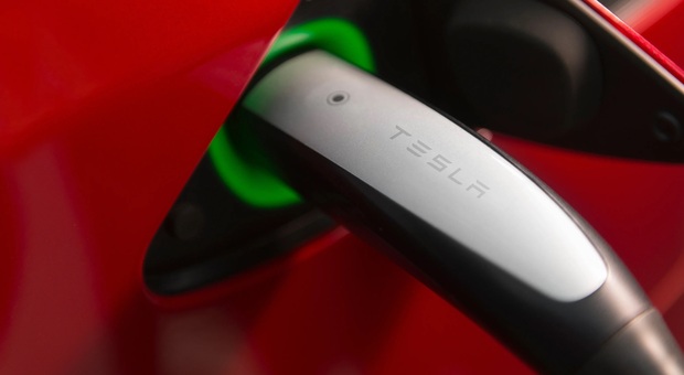 Una spina NACS in una vettura Tesla. Lo standard è stato adottato dal 2012 e la casa di Palo Alto detiene i brevetti. Da qualche mese molte case ne hanno annunciato l'adozione.