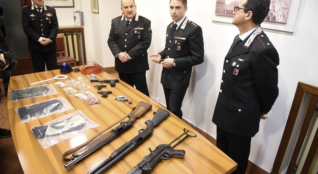 Armi ed esplosivi trovati dai carabinieri a Terracina: «Sventato assalto a Natale»