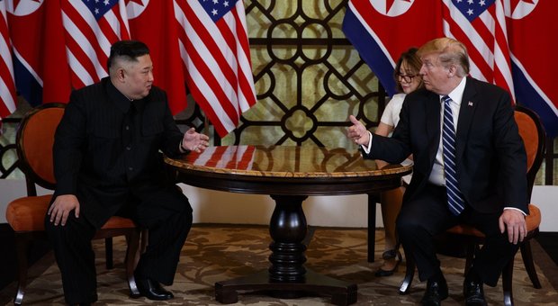Trump e Kim, storica stretta di mano: «Fine della guerra? Vedremo»