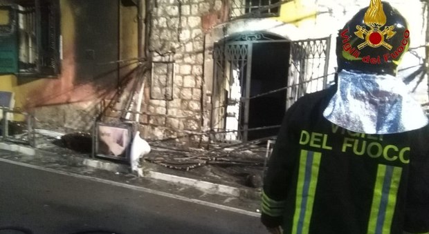 Incendio doloso al bar a San Martino: in fiamme tavolini, sedie e ombrellone