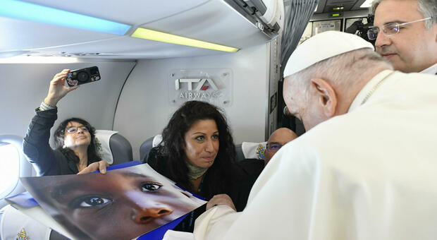 Papa Francesco: «I migranti non rimandateli indietro come un ping pong, finirebbero nei lager»