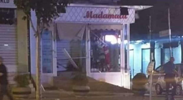 Notte di terrore nel Napoletano: bomba del racket devasta negozio di abbigliamento