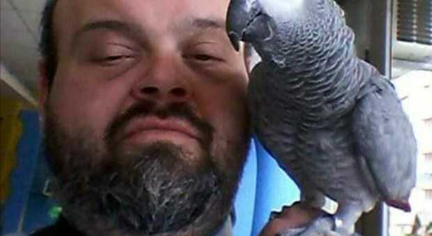 Christian Serafini con il suo pappagallo, foto tratta da Facebook