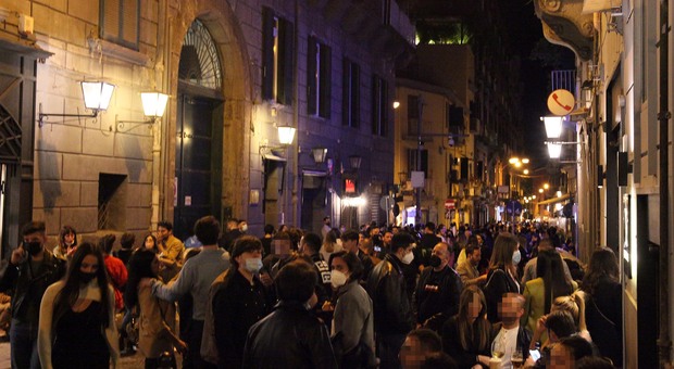 Napoli, l'ordinanza anti Covid per le feste: 31 strade della movida a rischio chiusura. Il testo completo e la mappa dei percorsi