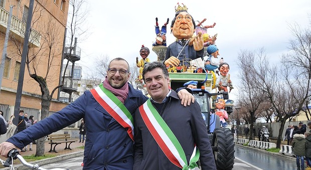 I sindaci Ricci e Seri davanti al carro dedicato a Rossini