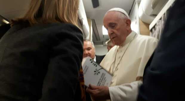 Papa Francesco mentre riceve un libro sulla enciclica Laudato Si