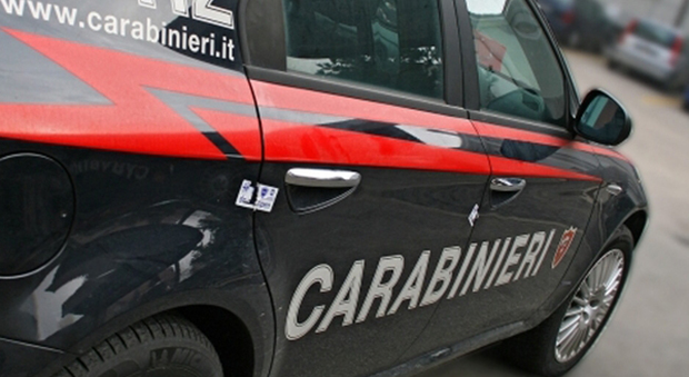Spara al figlio e alla nuora, poi si barrica in casa: dopo due ore si arrende, i carabinieri lo arrestano