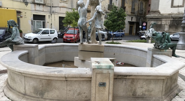 Rubata la statua di bronzo della «fontana della pace»