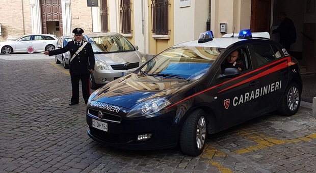 Donna al volante con troppo alcol Il passeggero spintona i carabinieri