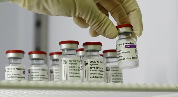 Vaccini, in Veneto il 30% resta in frigo, la Regione: «Una scelta»