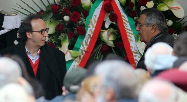 A Milano il funerale di Umberto Eco: c'è anche Roberto Benigni