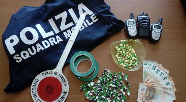 Frosinone, nuovo blitz antidroga nel quartiere Cavoni: trovate 137 dosi di cocaina, arrestata sessantenne
