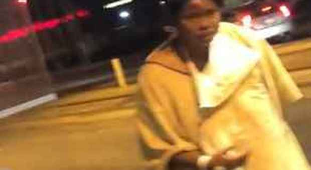Baltimora, paziente lasciata in strada al freddo dall'ospedale perché non può pagare le cure