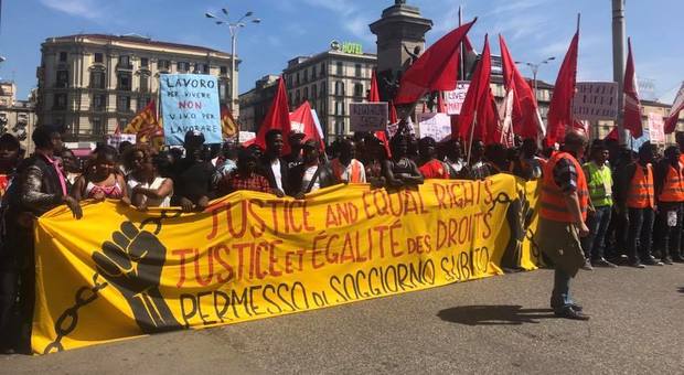 Il corteo degli immigrati, migliaia in piazza a Napoli: «Stop Salvini»