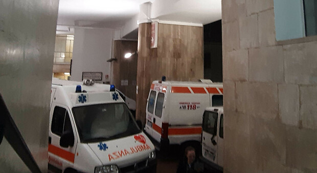 Napoli, sangue e paura al Pellegrini: due accoltellati, ressa in ospedale