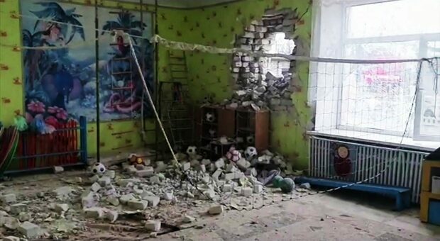 Ucraina, colpite due scuole a Chernihiv: almeno 9 morti e diversi feriti