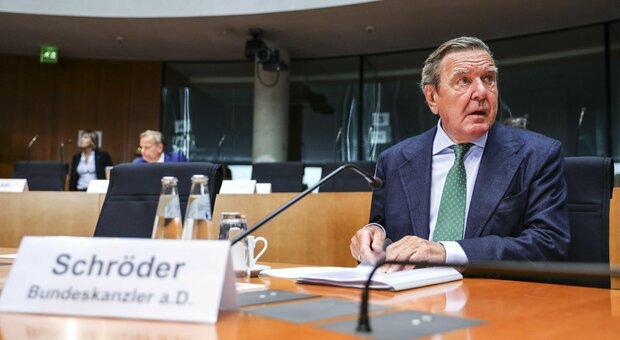 Schroeder difende Putin, bufera in Germania sull'ex cancelliere: «Fa l'uomo d'affari, lasci l'Spd»