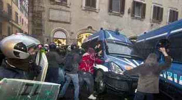 Gli incidenti in via del Corso (foto Massimo Percossi - Ansa)