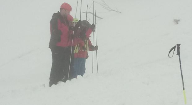 Uomini del Soccorso alpino al lavoro per bonificare una valanga caduta sabato dalla Marmolada