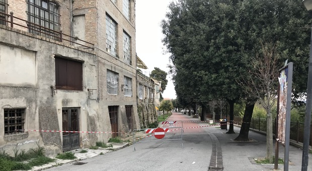 Cadono pezzi di intonaco da un palazzo: strada transennata nel centro storico