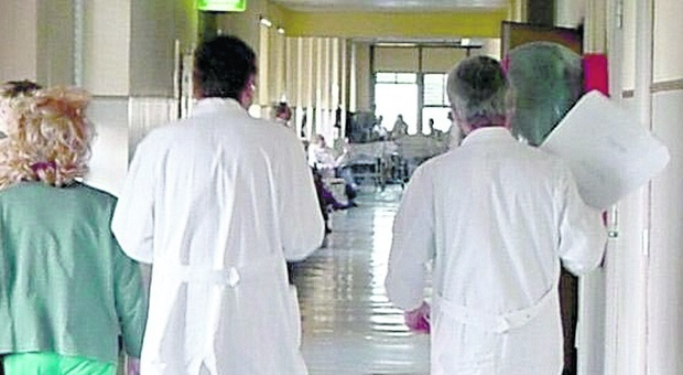 Sanità, ospedali pubblici nel caos: lascia un medico al giorno. Al Sud insoddisfatto il 64%