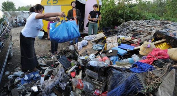 Torino, campo nomadi inquinato da rifiuti e roghi tossici: 100 indagati per disastro ambientale
