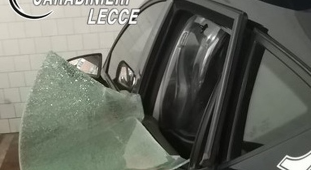 Si scaglia contro i carabinieri e distrugge radio e finestrino dell'auto di pattuglia: arrestato un 22enne