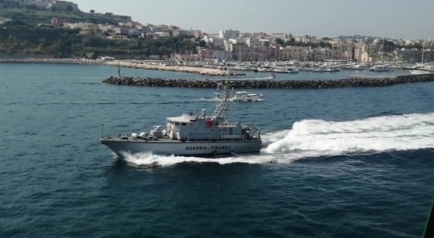 Napoli, ordine e sicurezza in mare: Ferragosto con unità navali ed elicotteri della Guardia di Finanza