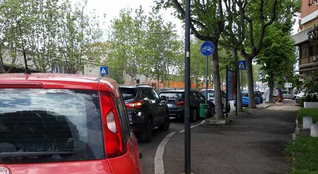 Sosta selvaggia sulla posta ciclabile: fila di auto in via De Gasperi
