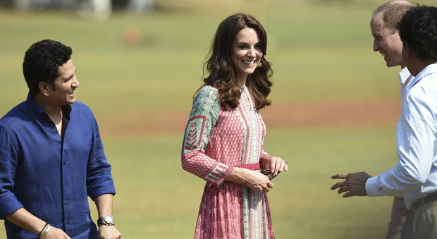 Kate Middleton indossa il vestito di una stilista indiana e manda in crash il sito web